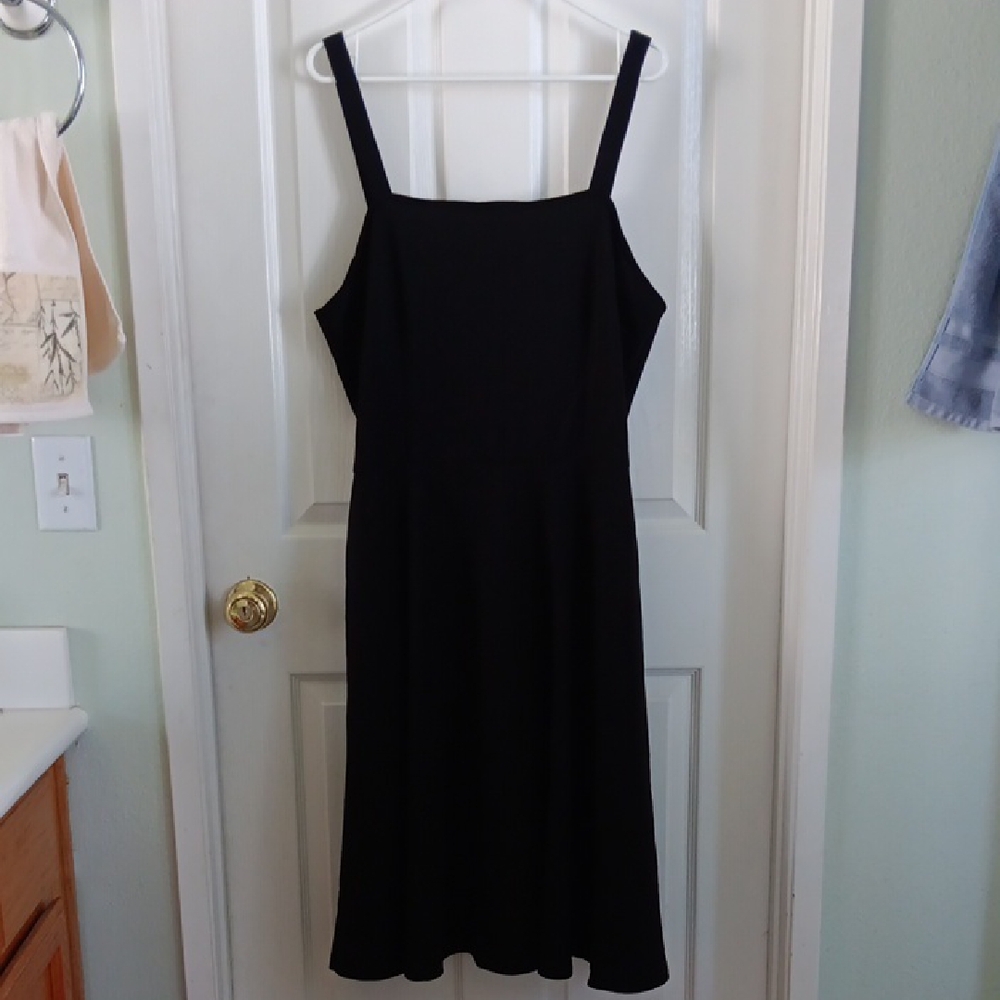 Elegant Black Sleeveless Dress With Adjustable Straps And Has Pockets